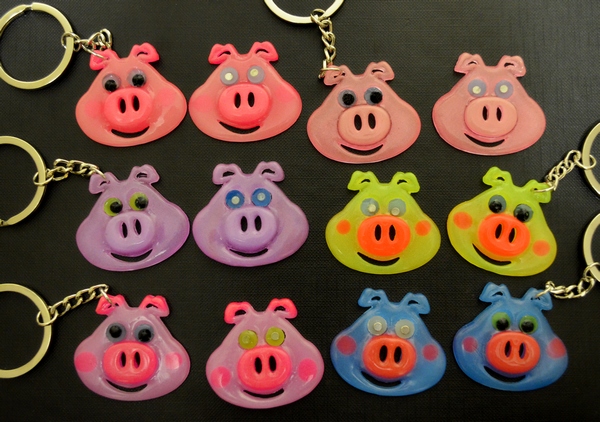 Люмінесцентний сувенір “Pig-Smile-1” – брелок, магніт