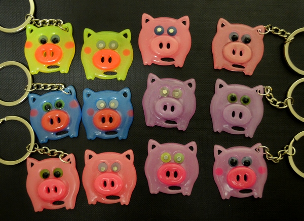 Люмінесцентний сувенір “Pig-Smile-2” – брелок, магніт